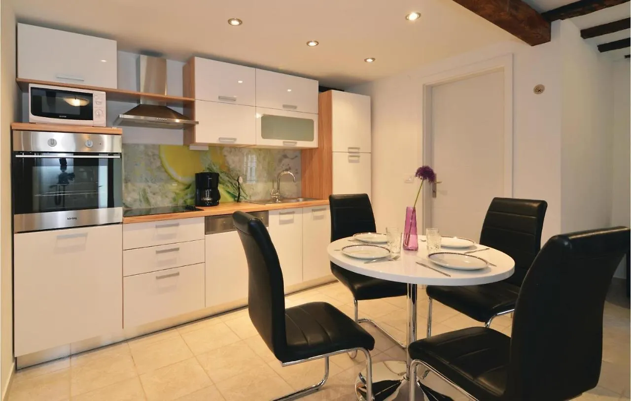2 Bedroom Nice Apartment In לובראן קרואטיה