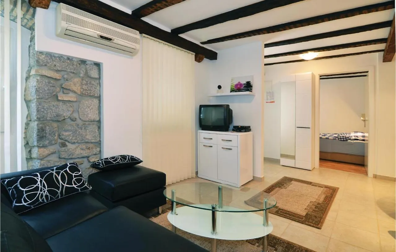 2 Bedroom Nice Apartment In לובראן