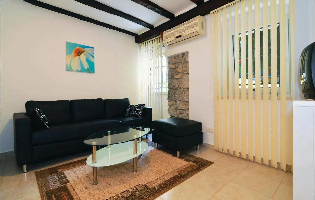 2 Bedroom Nice Apartment In 로브란